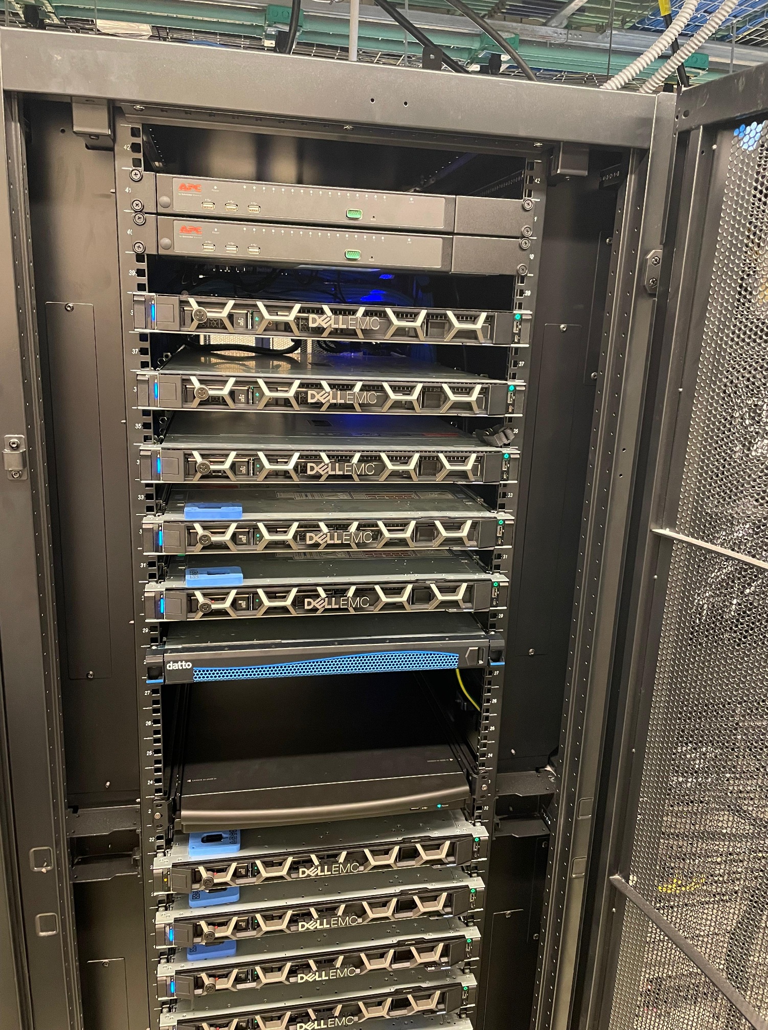 Servers-1.jpg Servers-1.jpg